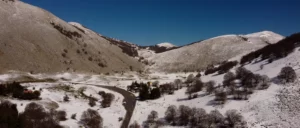 Panorama delle Madonie innevate durante un elopement, immortalato in un wedding film che celebra l’amore e la bellezza naturale della Sicilia.