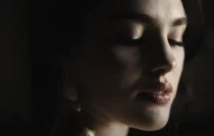 Dettagli eleganti del bridal look: wedding video che catturano la bellezza della sposa, dal bouquet agli accessori, per raccontare l’essenza unica del giorno delle nozze.